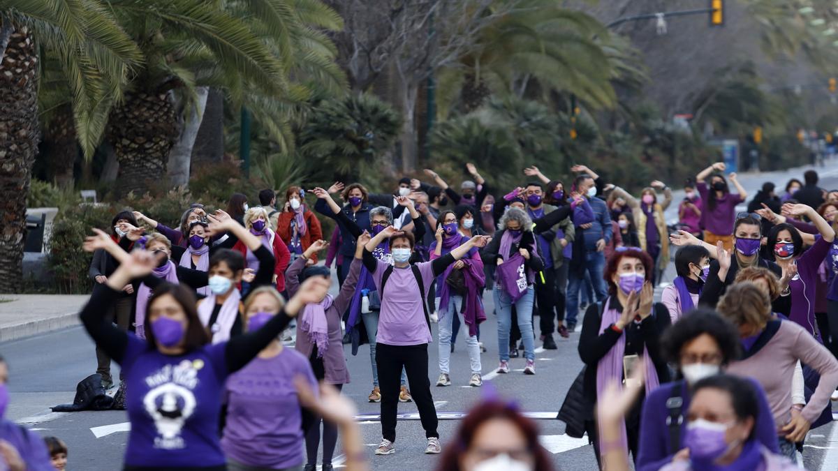 Baile feminista por el 8M en el Paseo del Parque de Málaga