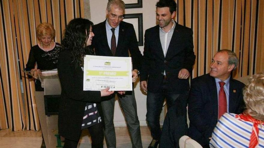 Susana Aguiar y Álex Moure recogieron el premio de manos de Francisco Conde. // Toño Parga