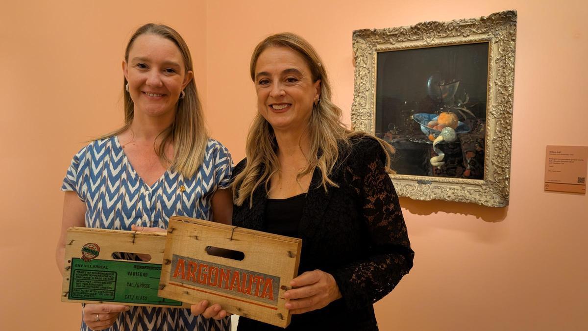 La vicealcaldessa i regidora de Cultura, Maria Fajardo (i), va acompanyar a l'artista vila-realenca Anaís Ja