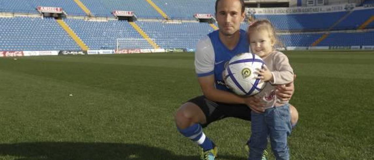 Álvaro posa ayer con su hija en el Rico Pérez.