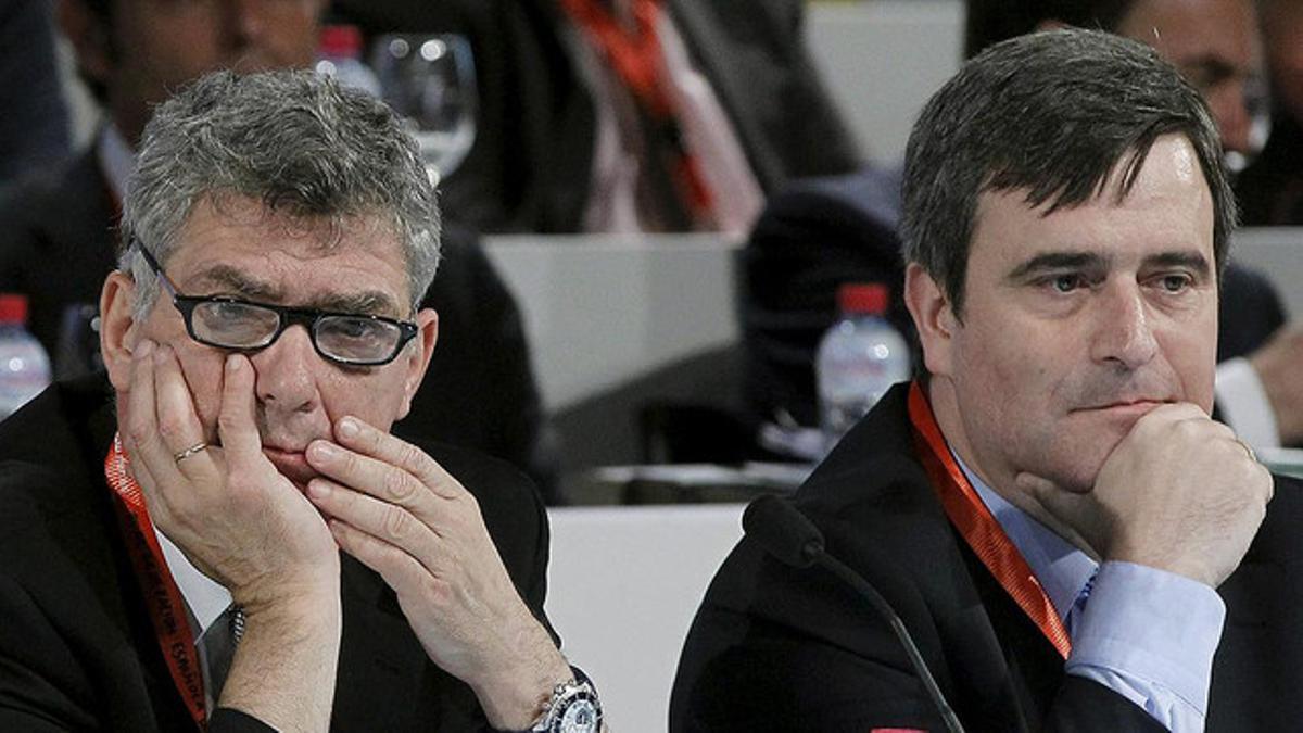 El presidente de la Federación Española de Fútbol (RFEF), Ángel María Villar, y el del Consejo Superior de Deportes (CSD), Miguel Cardenal, en un acto en el 2012