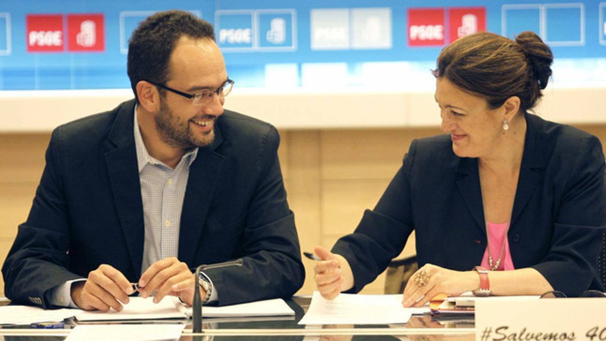 Antonio Hernando, junto a la portavoz del PSOE en el Congreso, Soraya Rodríguez, en la sede del partido, en agosto del 2012. EFE