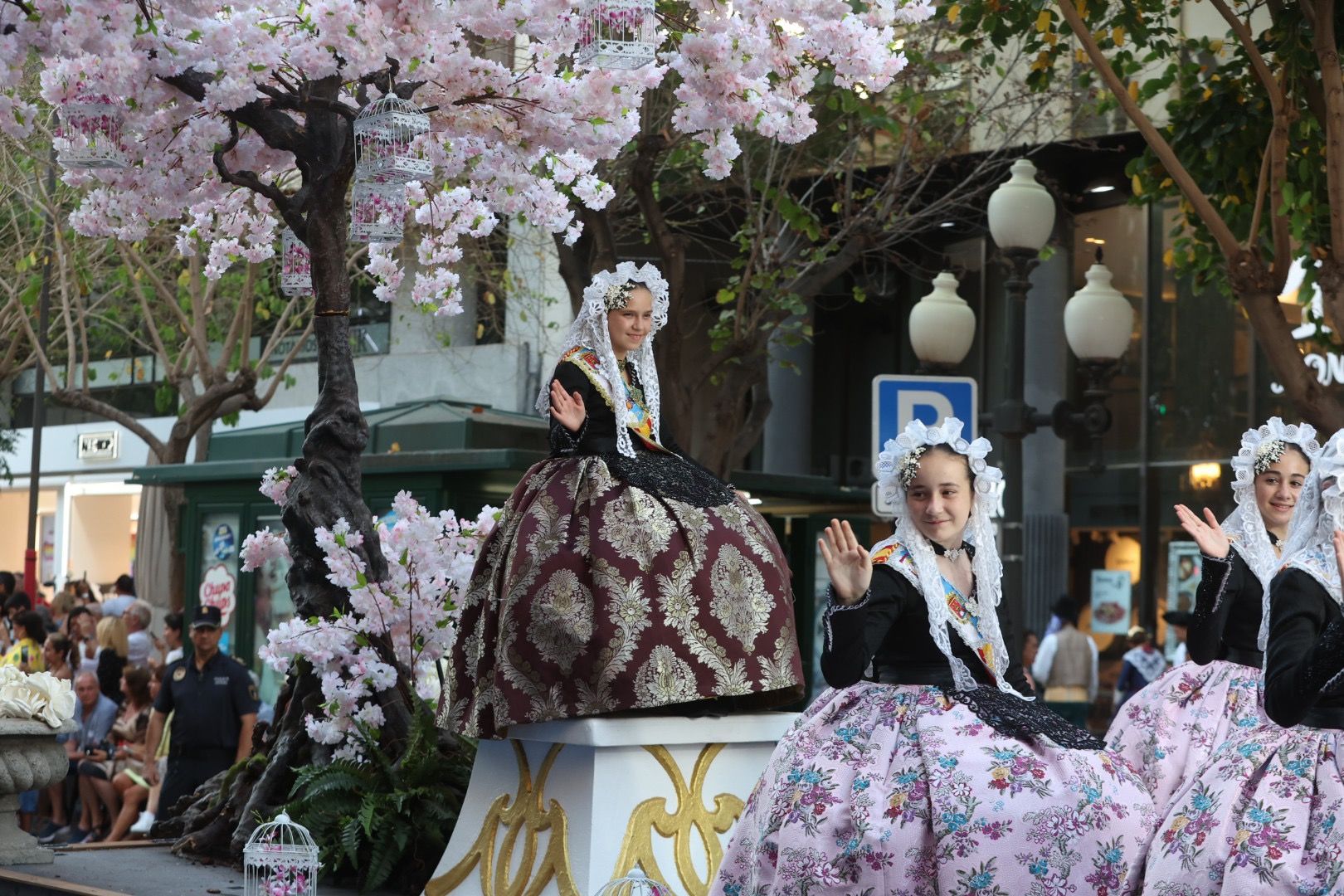 Las Fallas participan del desfile folclórico en la última noche antes de la "llum de les Fogueres"