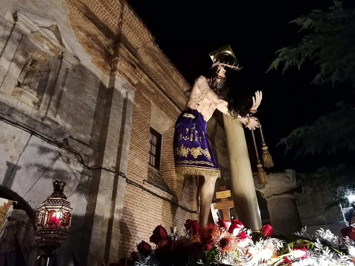 El Ecce Homo abandona el convento de Santa Clara en una procesión del martes Santo