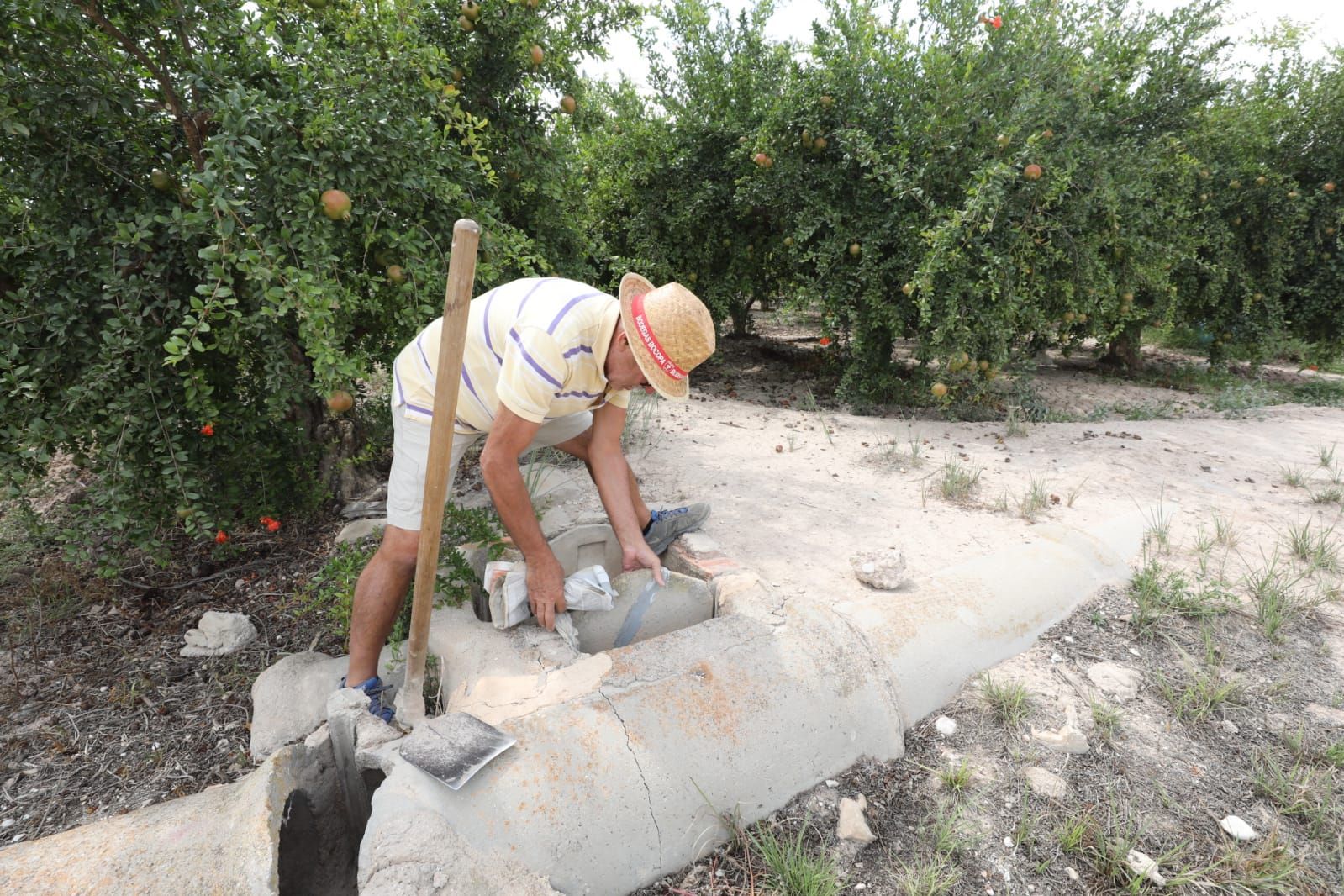 Un agricultor prepara sus tierras para recibir agua del Tajo