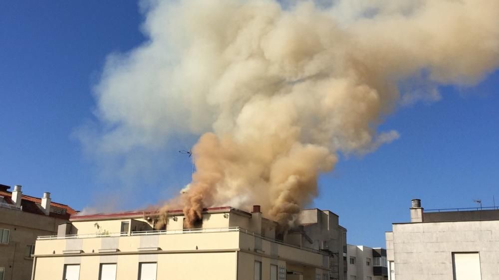 Incendio en un en la calle Areoso de Nigrán, cerca de Playa América // FdV