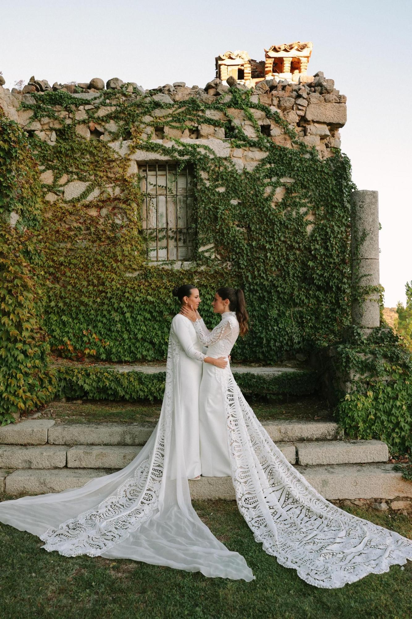 BODA CYNTHIA PEREIRA En la boda de la hermana de Alexandra Pereira las novias brillaron con vestidos a juego pero atencion tambien a su lookazo de invitada