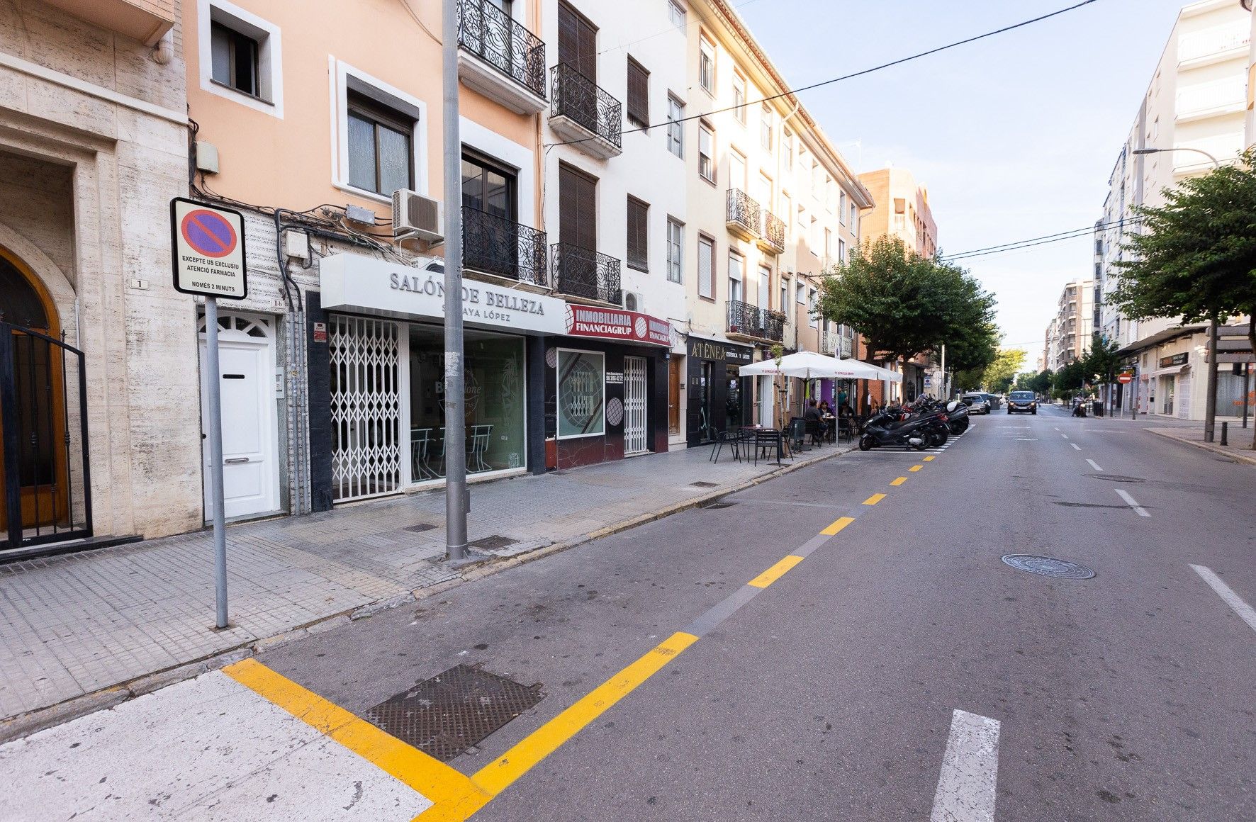 Una de las zonas para vehículos en la calle Magistrat Català.