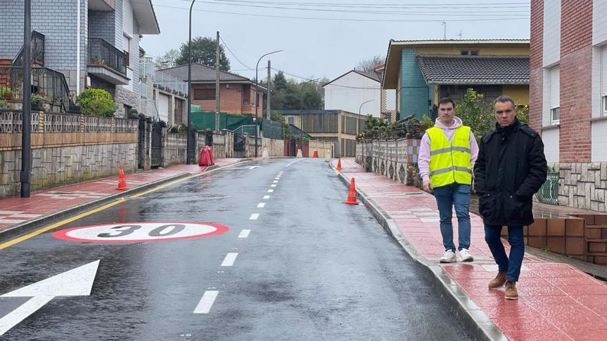 Iván Fernández y Jorge Suárez, visitando la reurbanización de la calle Montico de Las Vegas.