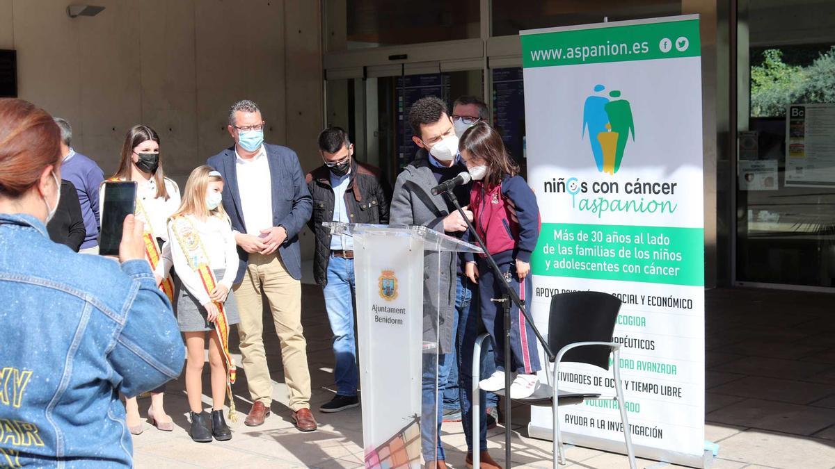 Un momento de la lectura del manifiesto, en el que ha participado Aitana, una niña benidormense afectada por esta enfermedad.