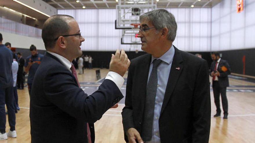 Patrick Baumann y Jordi Bertomeu dialogan en L&#039;Alqueria del Basket