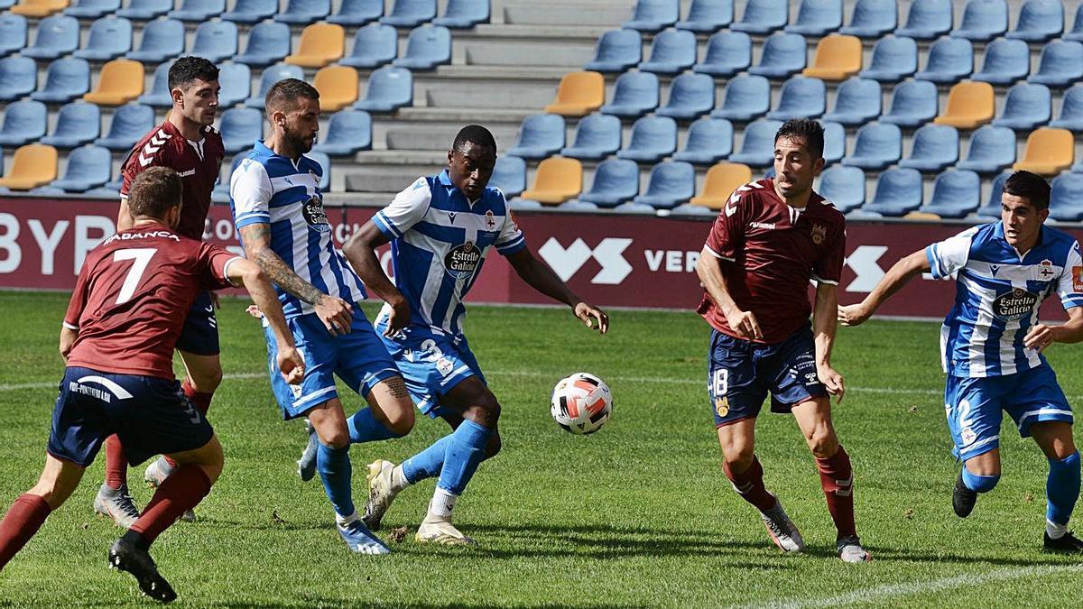 Los deportivistas Granero, Mujaid y Valín, durante la visita a Pasarón de pretemporada. |   // RAFA VÁZQUEZ