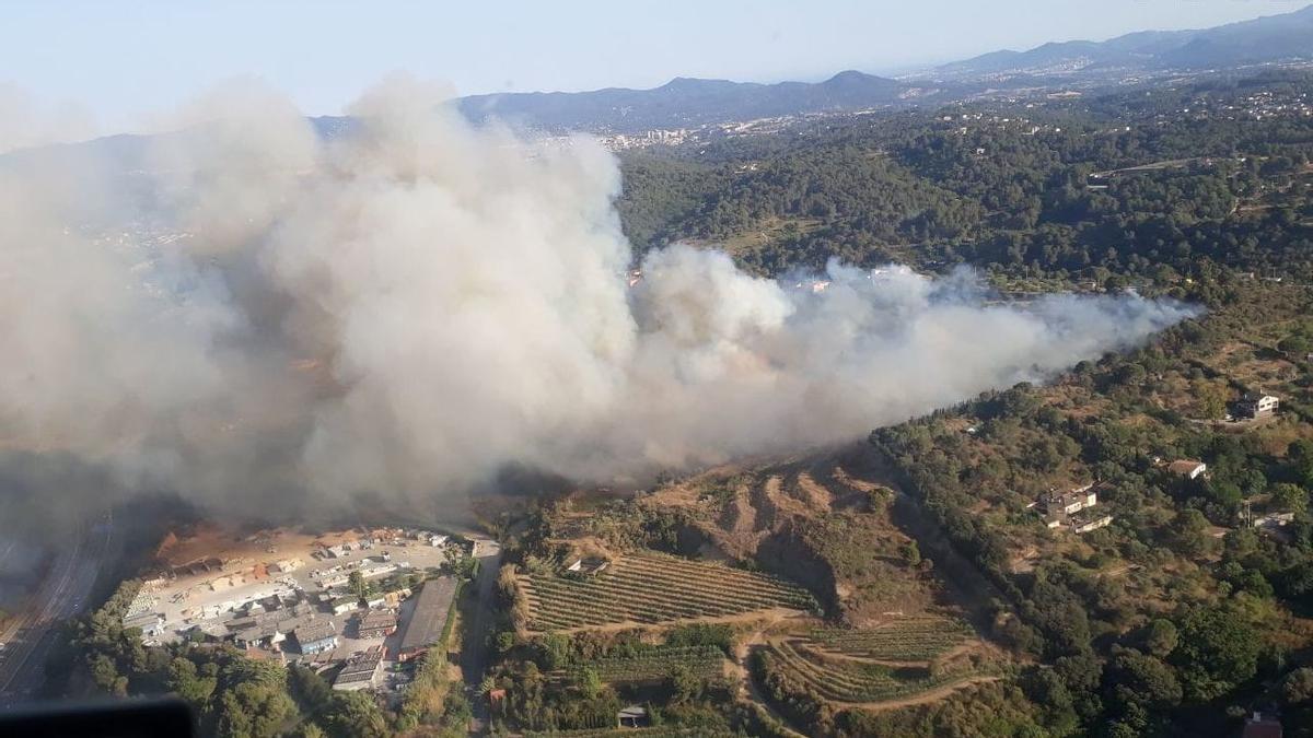 Imagen aérea del incendio forestal en Terrassa.