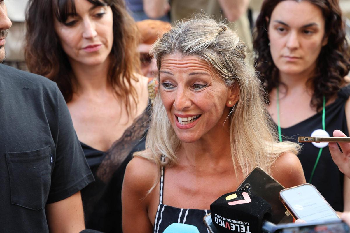 Cientos de personas salen a la calle en Vigo a protestar por la gestión de los incendios... bajo la ceniza