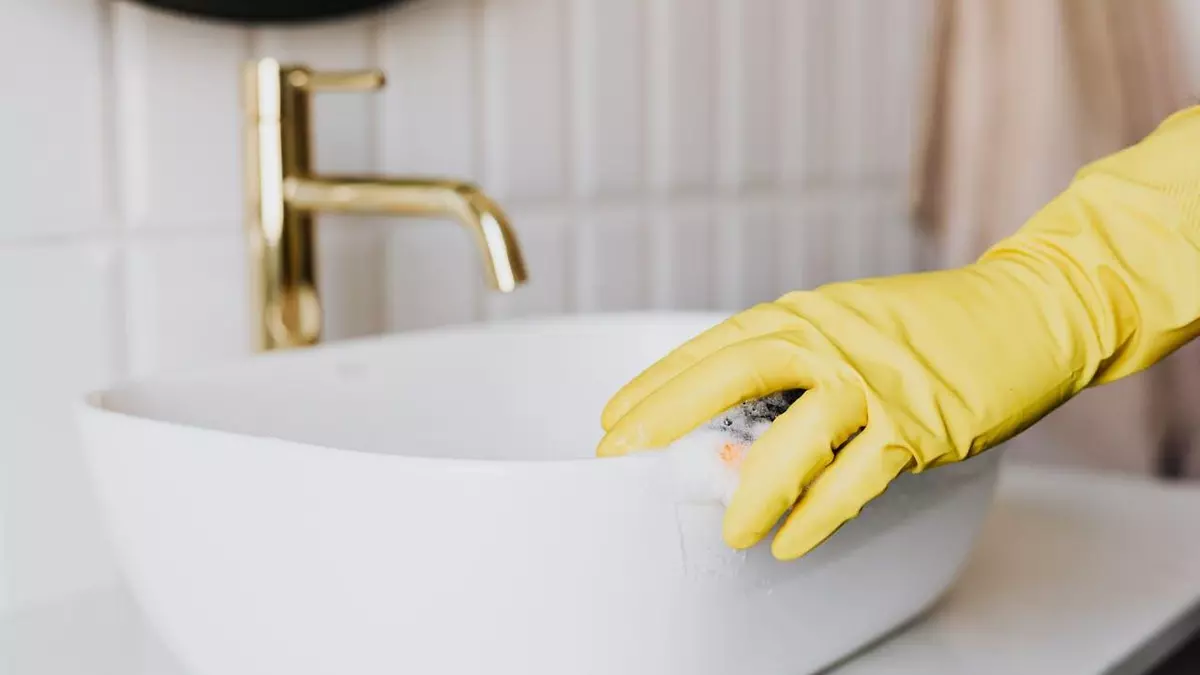 "Soy limpiadora profesional y este truco de un minuto para el baño cambiará tu vida"