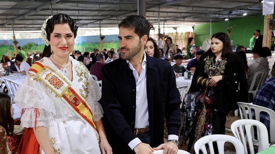 La lluvia no disuade a los murcianos que aprovechan para llenar las barracas en su último día