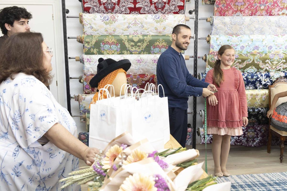 Tradición a medida: la Bellea del Foc Infantil y sus damas inician el camino hacia sus trajes oficiales
