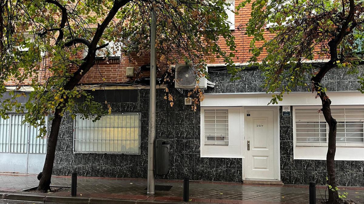 Algunos locales reconvertidos en viviendas en el barrio de San Diego, en el distrito de Puente de Vallecas