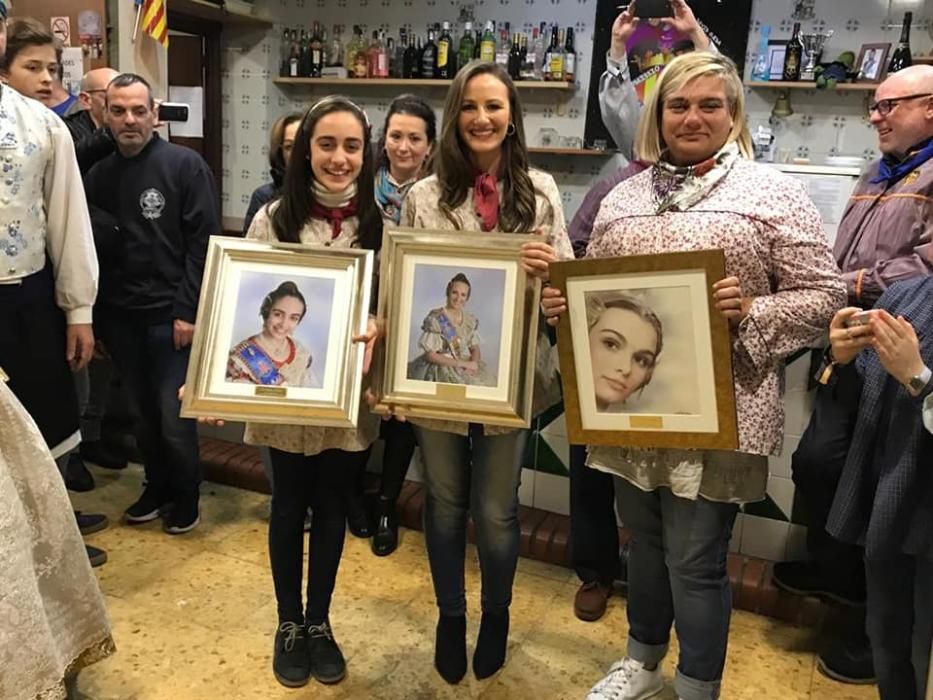 Doctor Olóriz celebra la entega de las fotos de Lola Palanca y Mireia Bazaga, tras su paso por la corte de honor de 2018. Y también se incorporó la de Virginia Vivó, que perteneció a la corte de 1987.