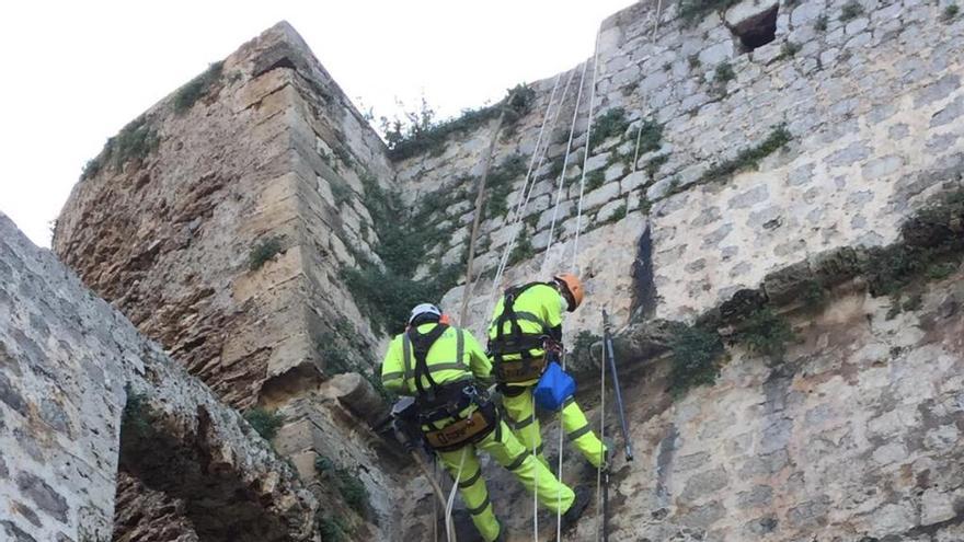 Trabajadores instalando los drenajes