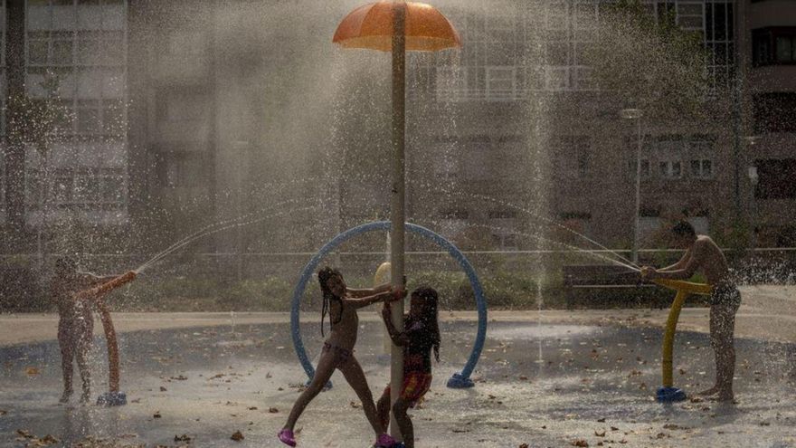 Menores jugando en el Parque Infantil de Concejo. | // BRAIS LORENZO