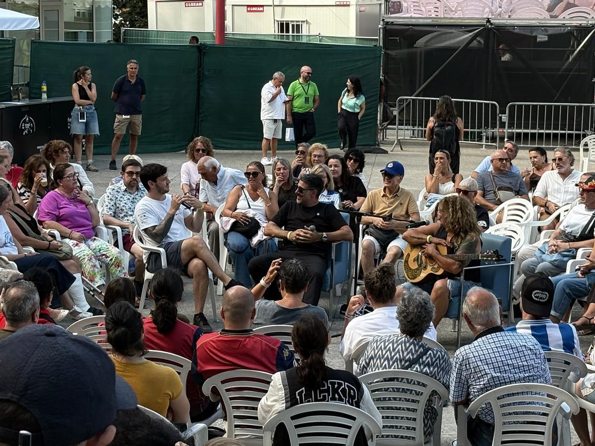 Xabier Pérez Couto, dialogando con David Amor sobre astronomía, horas antes del eclipse solar total, en el Parque de Santa Margarita, en A Coruña.