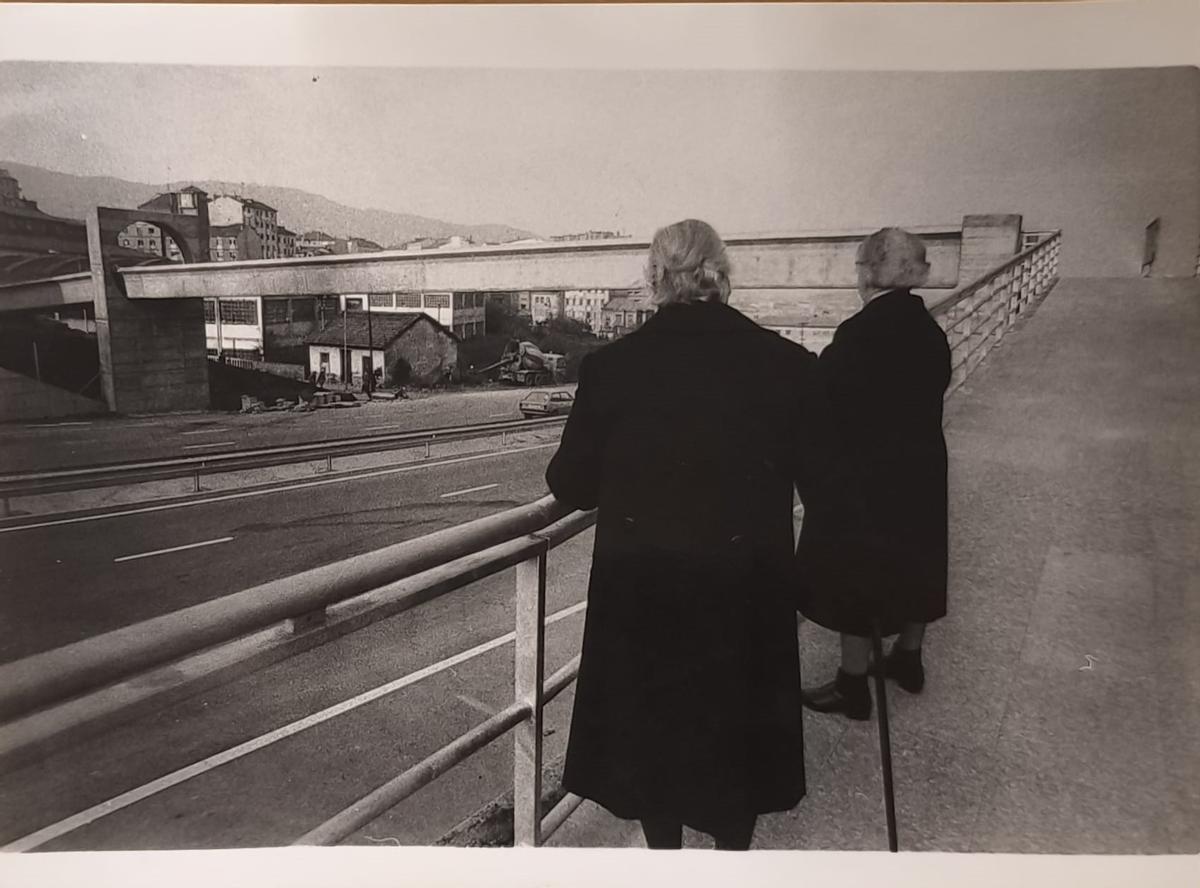 Dos vecinas observan la  nueva pasarela de la ronda sur desde Otero.