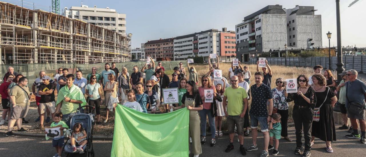 Los manifestantes, ayer, ante la parcela donde se va a instalar la gasolinera. | Irma Collín