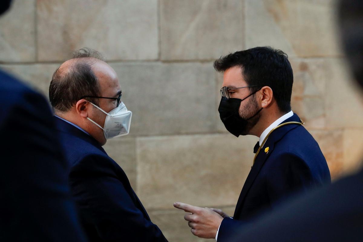 Pere Aragonès charla con el ministro de Política Territorial, Miquel Iceta, durante su toma de posesión como nuevo 'president' de la Generalitat, este 24 de mayo en el Palau. 