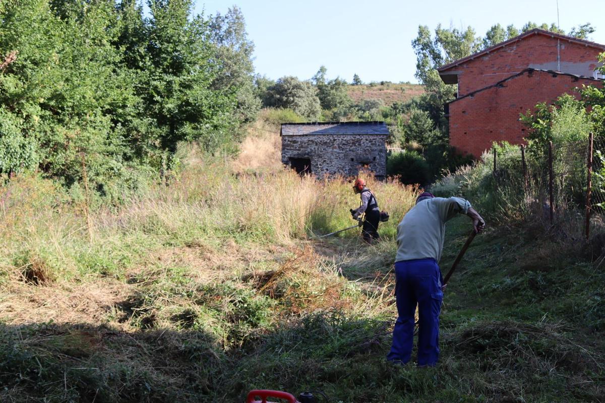 Vecinos de Riofrío en plena faena de limpieza en el cauce del río.