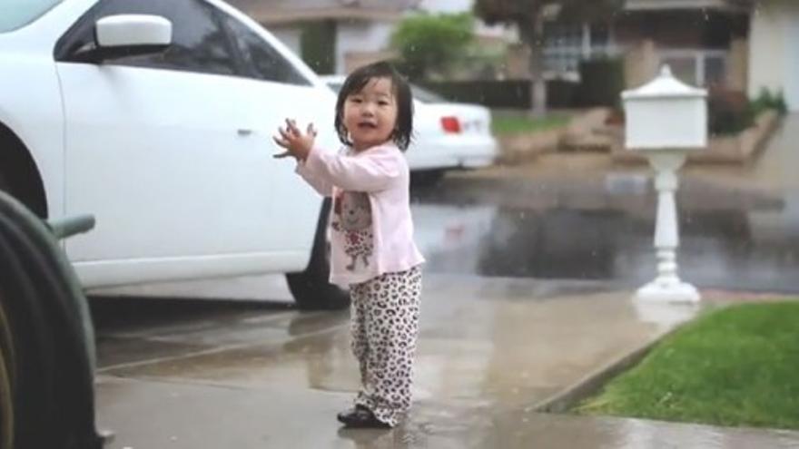 Y la pequeña Kayden descubrió la lluvia