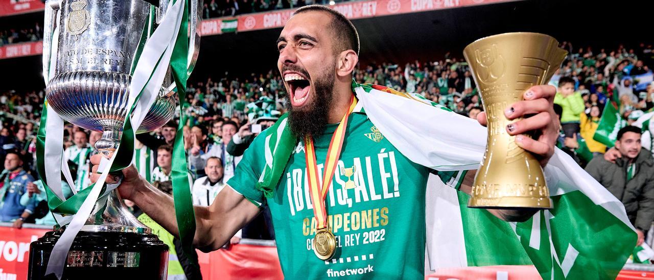 Borja Iglesias, con la Copa y el MVP de la final en La Cartuja ante el Valencia.