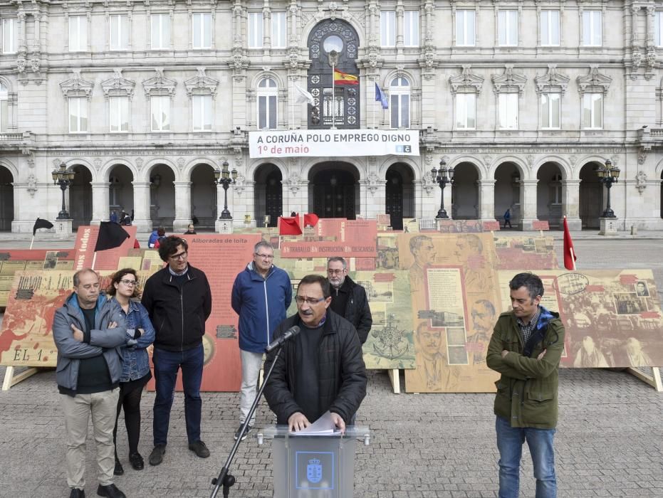 A praza de María Pita conta cunha exposición ao aire libre que recolle máis de cen anos de movemento obreiro na cidade, con lembranzas para as cigarreiras e os 'paseados'.