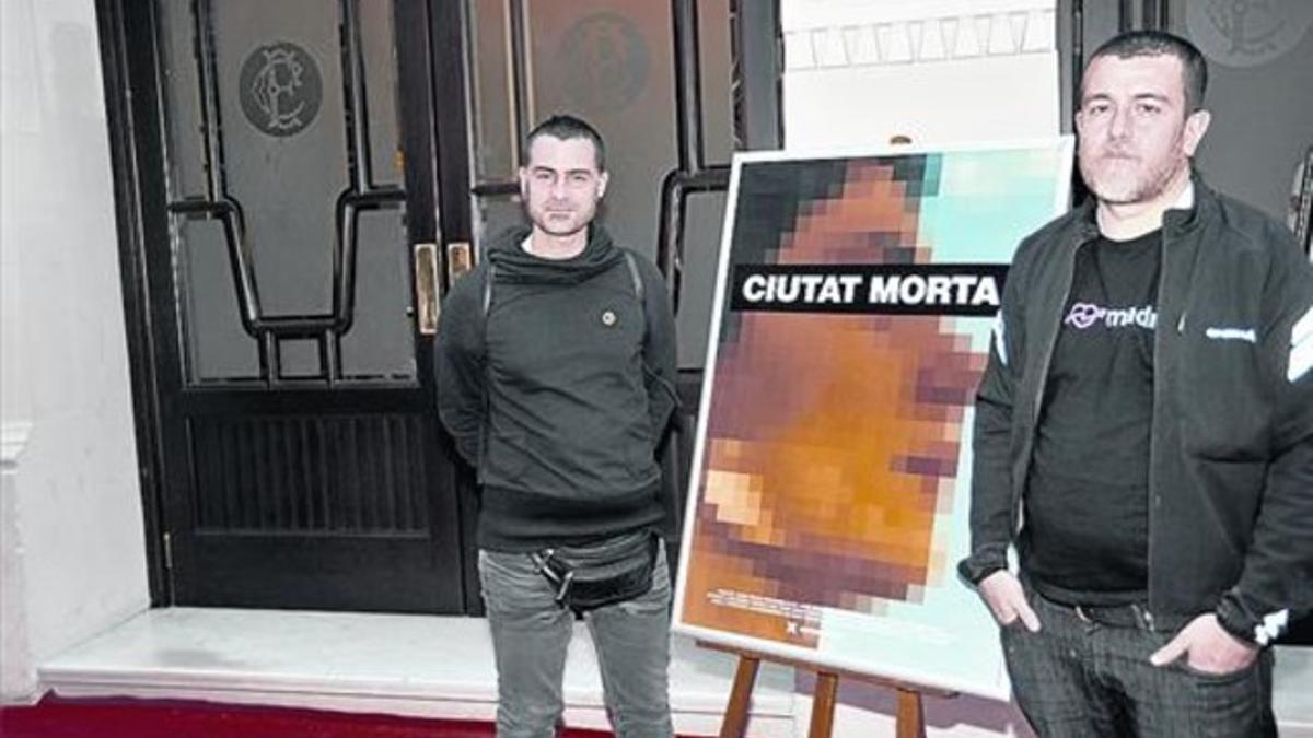 Xavier Artigas (izquierda) y Xapo Ortega, junto a la imagen pixelada de Patricia Heras.