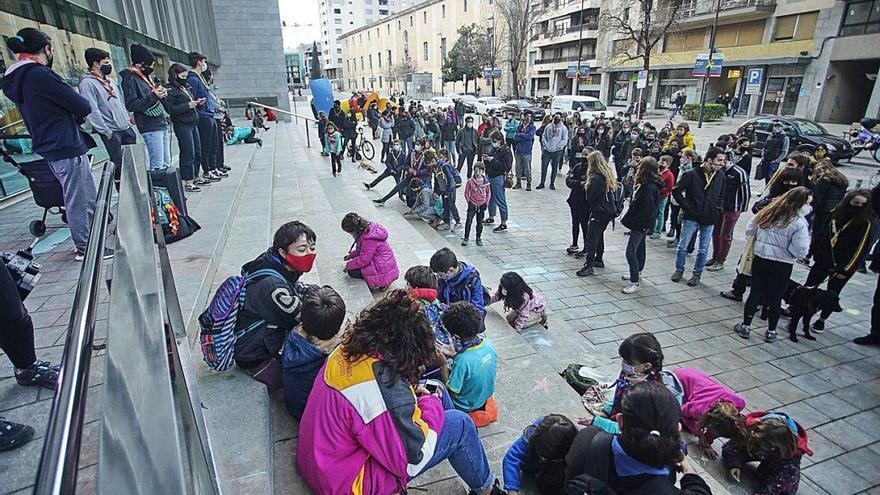 Els quatre agrupaments escolta de Girona i famílies, ahir, davant la seu de la Generalitat a Girona.