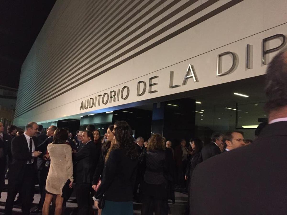 Expectación en la entrada del auditorio