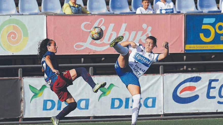 María Estella intenta despejar un balón ante la presencia de Alharilla (Levante).