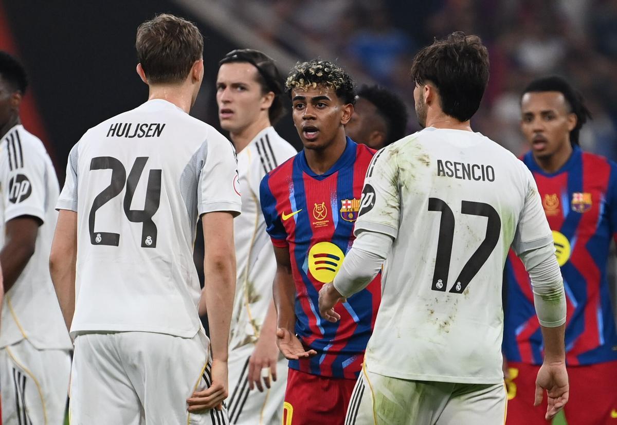 Els clubs de LaLiga polvoritzen rècords d’ingressos i assistència i disparen el seu deute per la reforma d’estadis