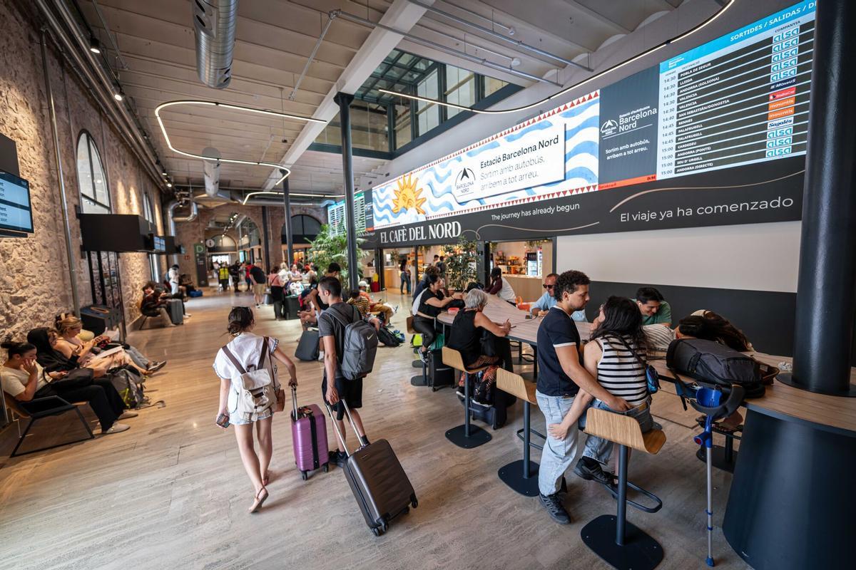 Estació Barcelona Nord. Ambiente de tránsito de viajeros en la Estació del Nord de Barcelona, con pasajeros entrando y saliendo de la terminal y accediendo a autobuses de compañías nacionales e internacionales como Alsa, FlixBus, BlaBlaCar Bus y Eurolines, que conectan la ciudad con destinos de España y distintos países de Europa, a 21 de junio de 2026. Barcelona. AUTOR: MANU MITRU | EPC