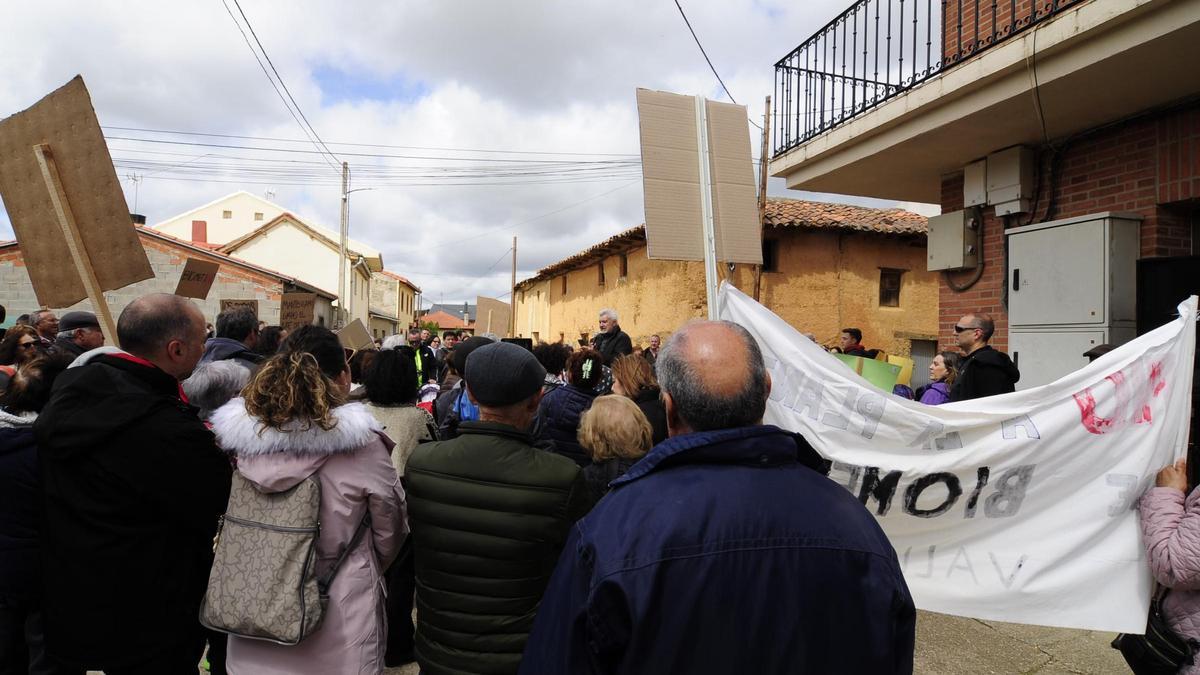 Un momento de la lectura del manifiesto vecinal contra la planta de biogás el pasado sábado en Vega de Tera.