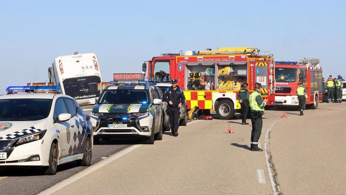 Bomberos, Guardia Civil, Policía Local y Emergencias Sanitarias interviniendo en un accidente.