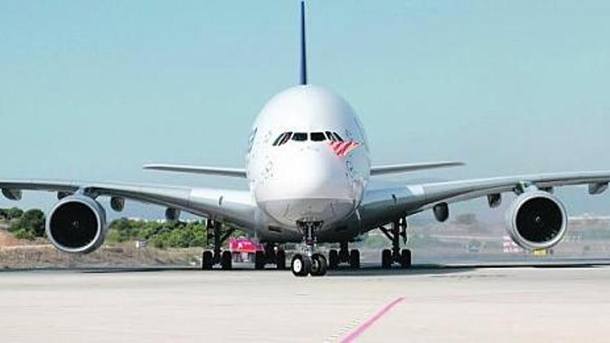 El Airbus A380 de Lufthansa, con capacidad para transportar más de ochocientos pasajeros, ayer en Barcelona.
