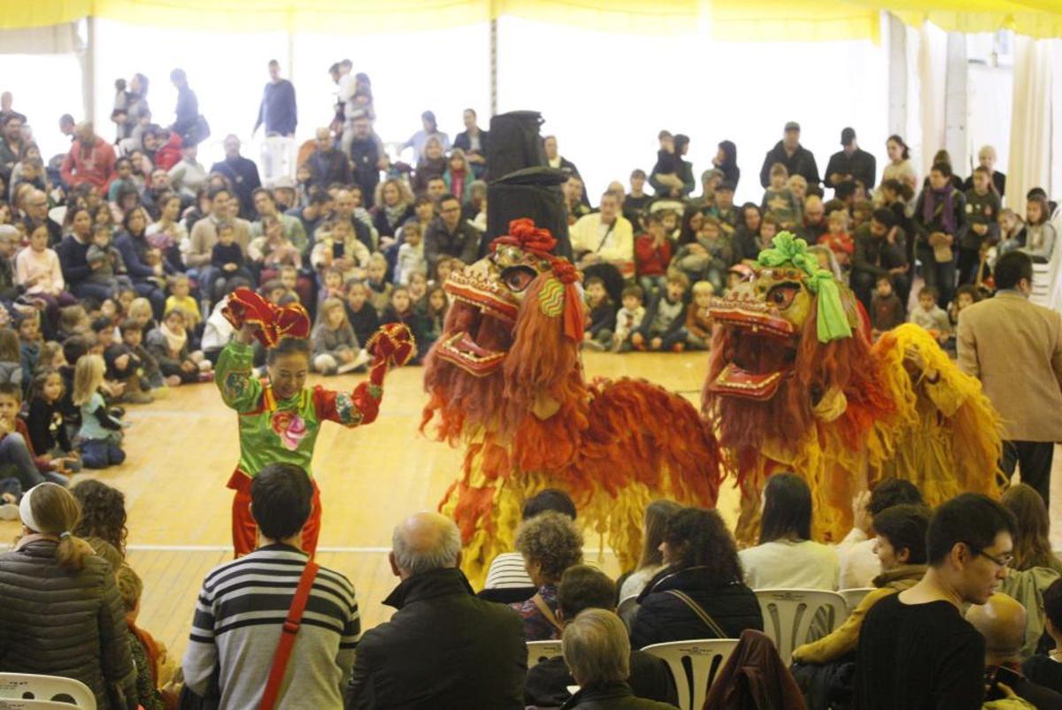 Un espectacle tradicional xinès omple l''envelat de la plaça Miquel de Palol de Girona Un espectacle tradicional xinès omple l''envelat de la plaça Miquel de Palol de Girona