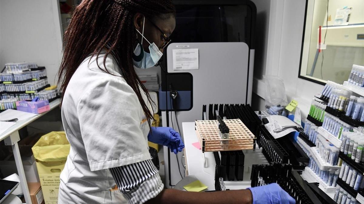 Análisis de pruebas PCR en un laboratorio a las afueras de París.
