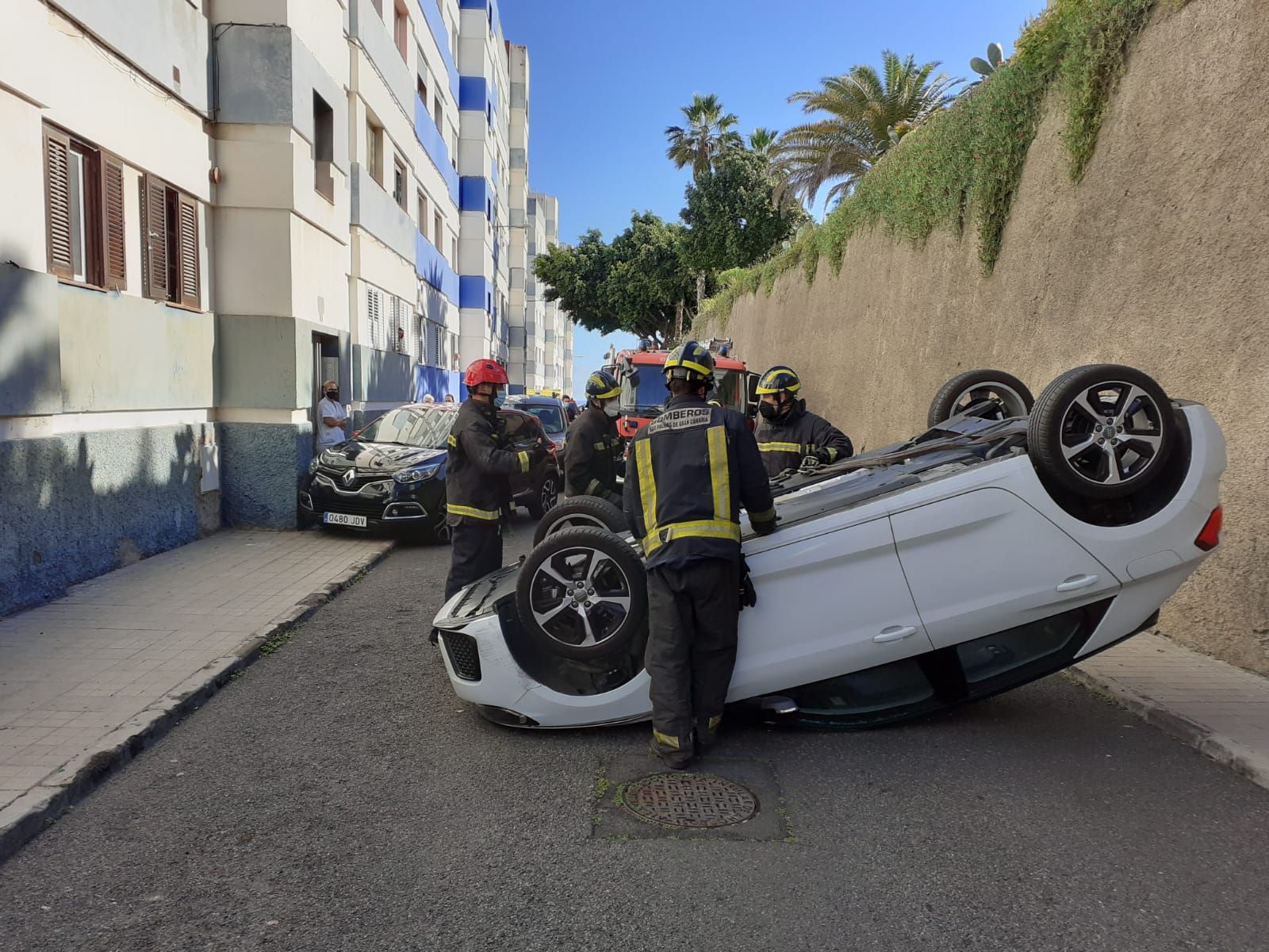 Vuelca un coche en El Batán