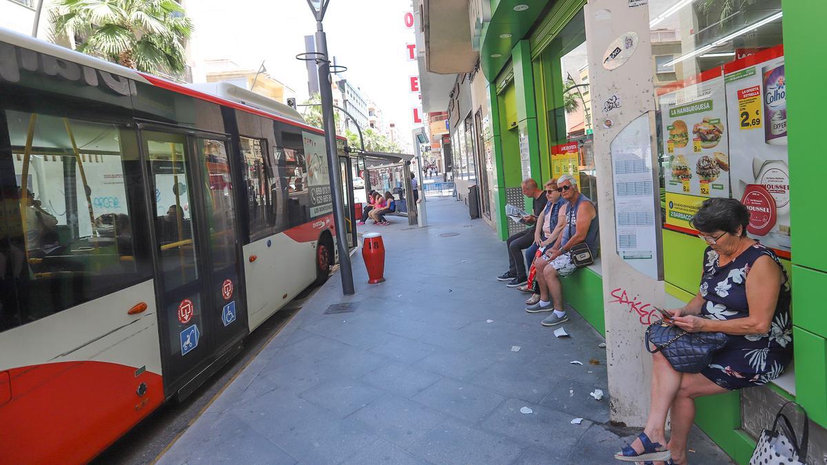 Una de las principales paradas del transporte urbano en Torrevieja en la calle Ramón Gallud