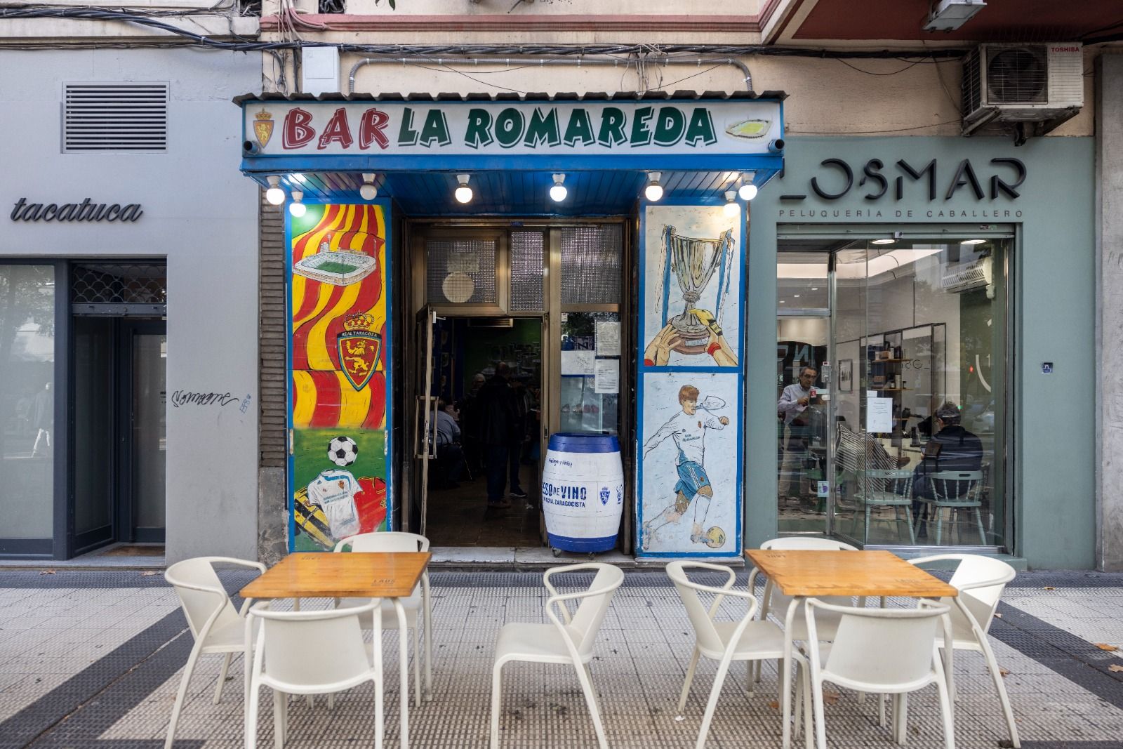 En imágenes | Bar La Romareda: un museo del Real Zaragoza, el vermú casero y la tapa de toda la vida
