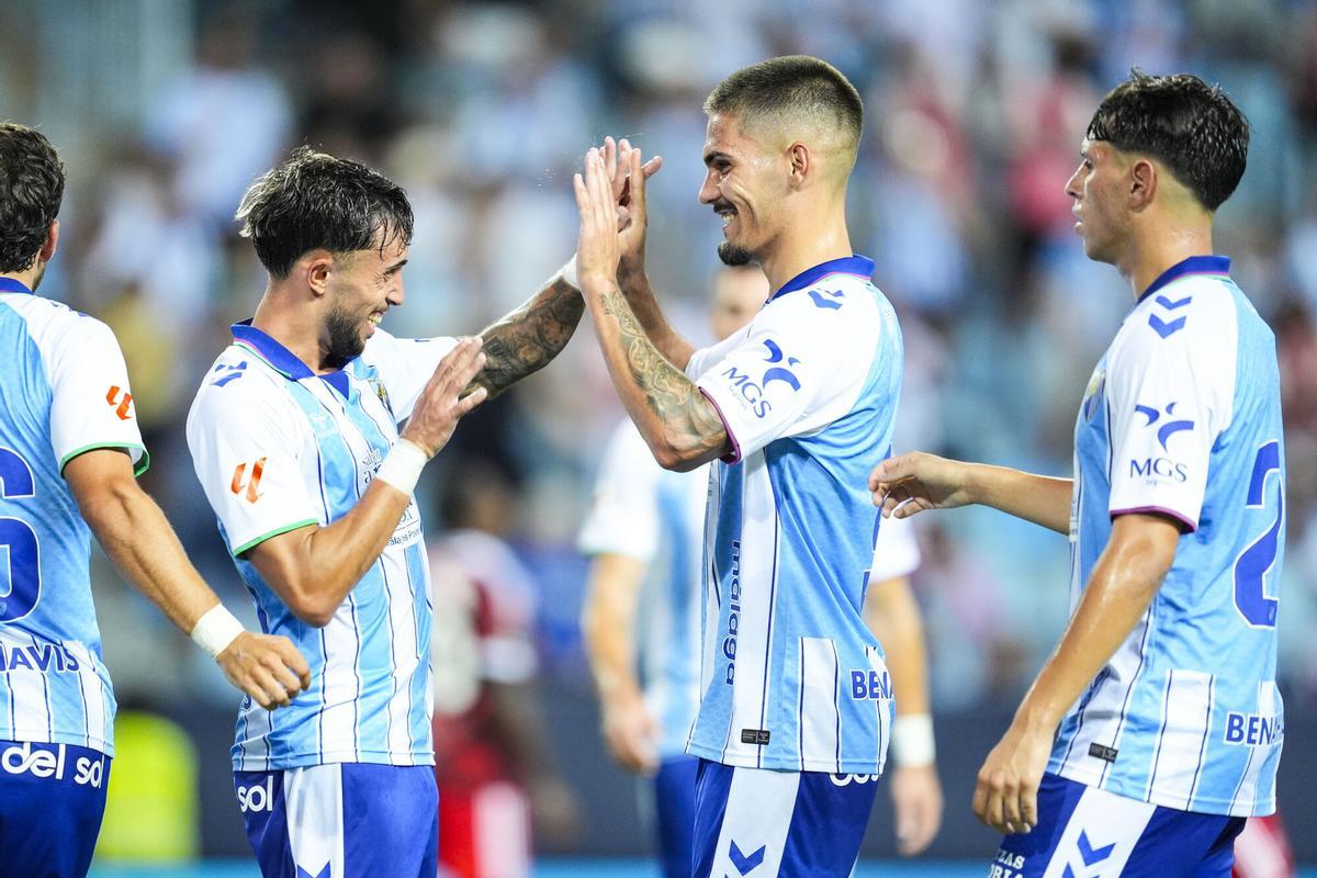 Chupe celebra con Larrubia, autor de la asistencia, el gol que puso el 1-1.