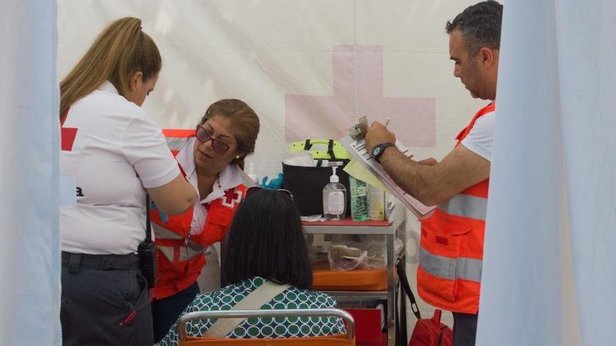 Atención de Cruz Roja en las Cruces de Córdoba.