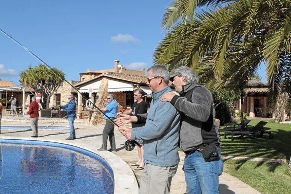 Ein Kölner Unternehmer hat in Cala d’Or einen Kurs in Fliegenfischen organisiert. Ein erster Schritt, die Leidenschaft des Angelwerfens auch auf Mallorca zu etablieren